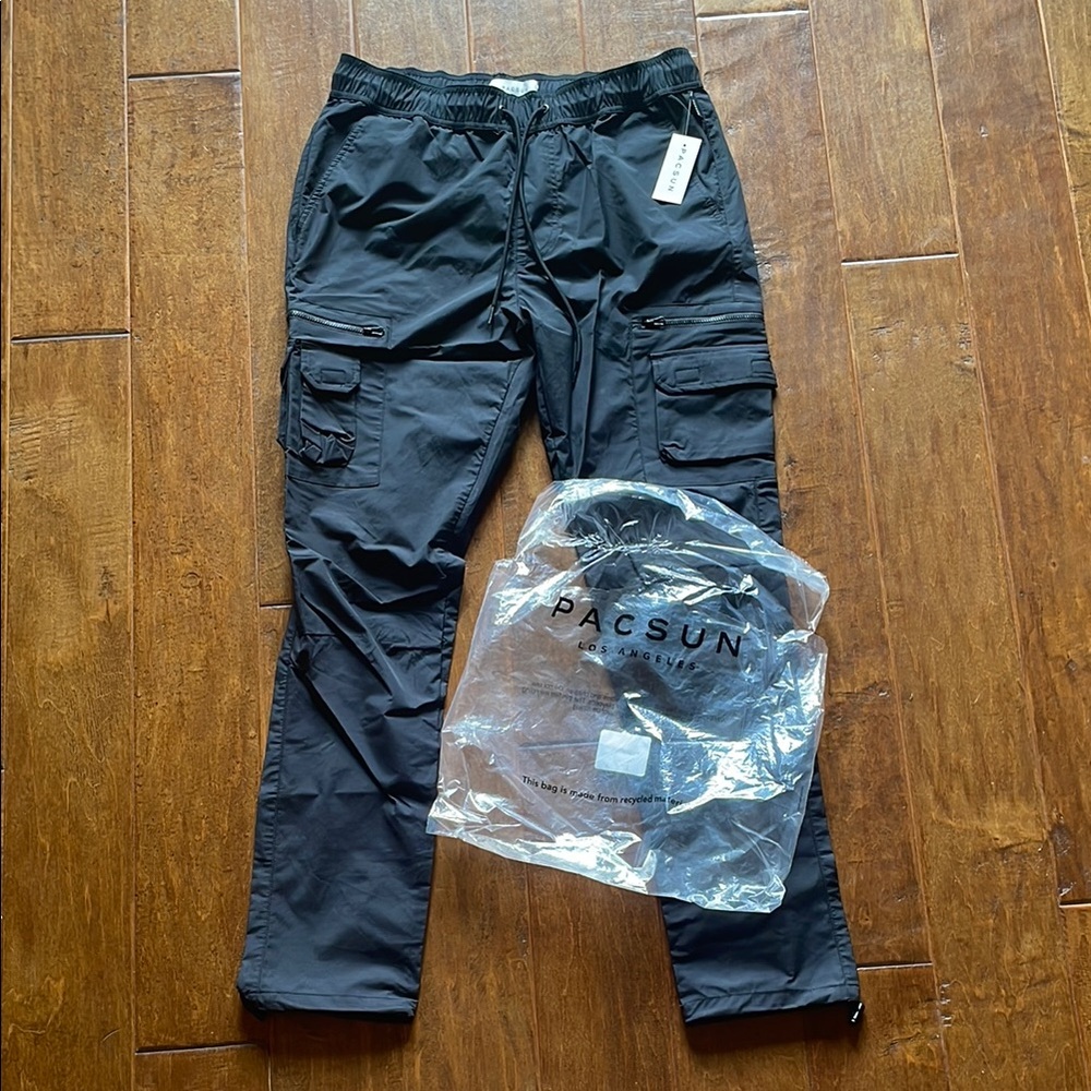 BNWT PacSun Black Cargo Pants with Tapered Fit Men’s Size Medium Pockets Zippers